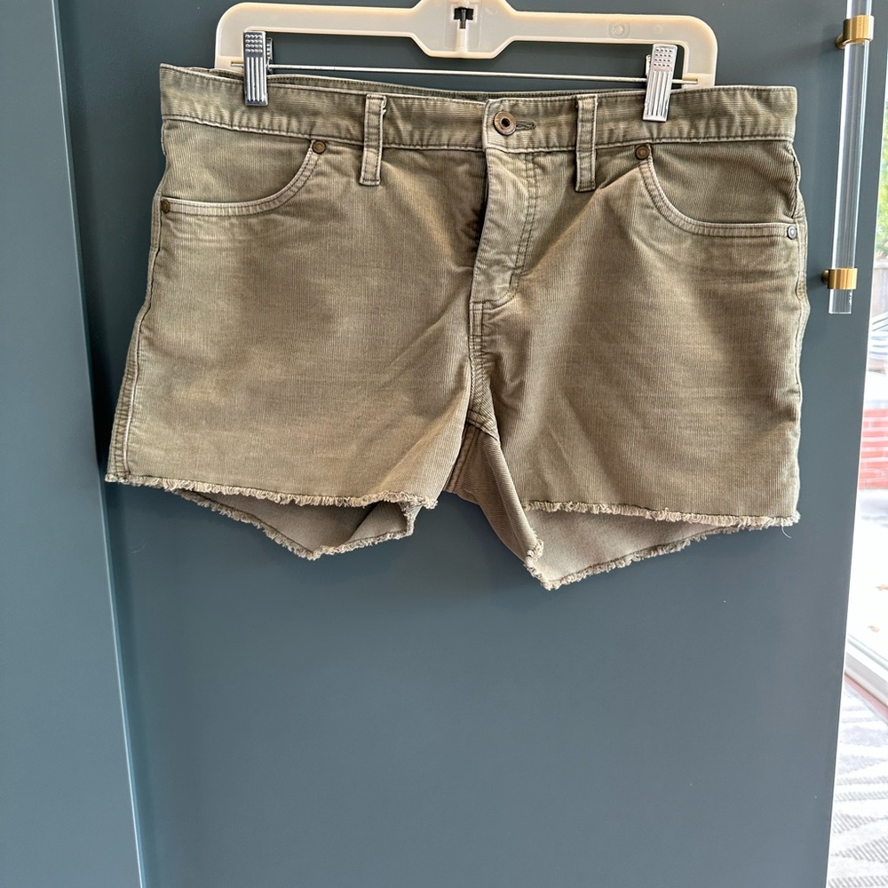 Carve Designs OliveGreen  cord Oahu Shorts 4” size 10